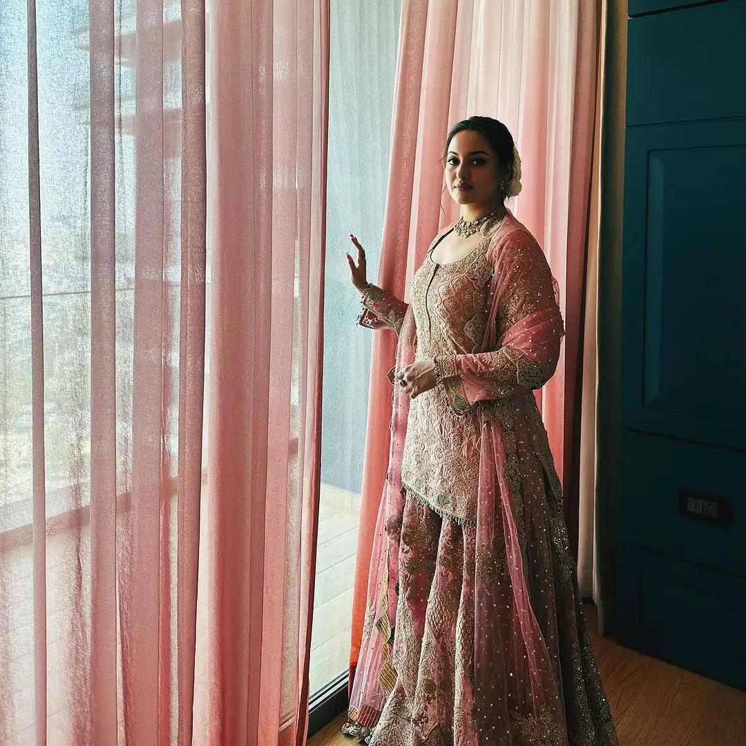 Sonakshi Sinha Wearing Beautiful Earrings Jewellery Pink Lehenga